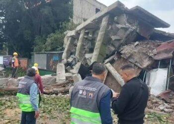 En la Capital cae edificio sin que tiemble; derrumbe sorprende a conductores