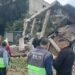En la Capital cae edificio sin que tiemble; derrumbe sorprende a conductores