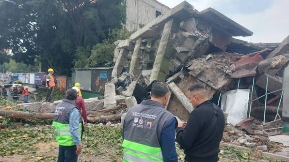 En la Capital cae edificio sin que tiemble; derrumbe sorprende a conductores