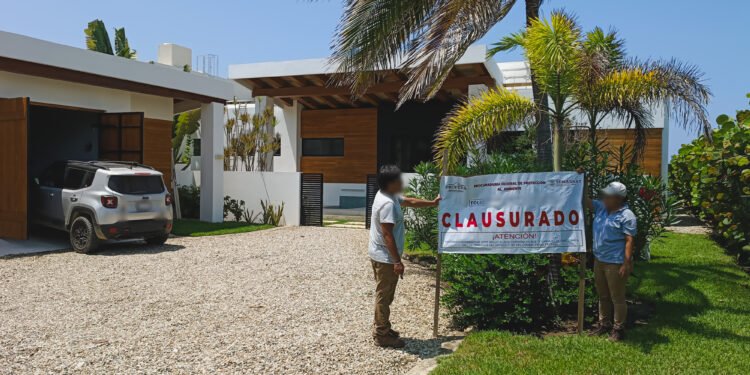Profepa clausura hotel y cuatro villas construidos sobre dunas costeras de Oaxaca