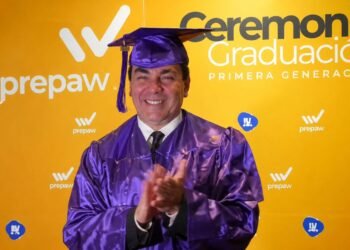 ¡Con diploma en mano! A sus 51 años Cristian Castro termina la prepa y Verónica celebra su logro