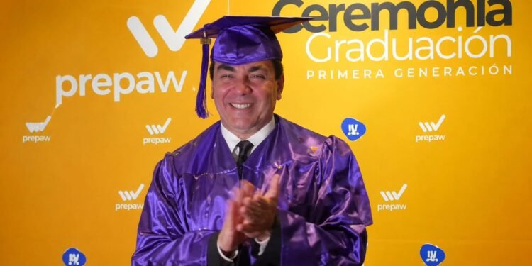 ¡Con diploma en mano! A sus 51 años Cristian Castro termina la prepa y Verónica celebra su logro