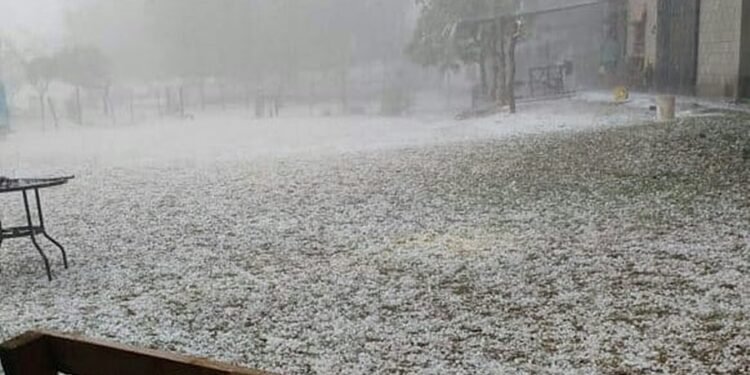 Granizo sorprende a Mérida; tormenta golpea el centro y poniente de la ciudad