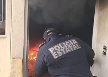 Incendio consume departamento en Mérida; los bomberos evitan una tragedia mayor