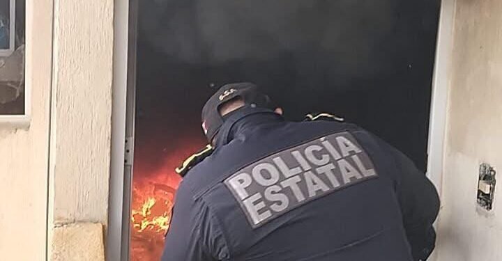Incendio consume departamento en Mérida; los bomberos evitan una tragedia mayor