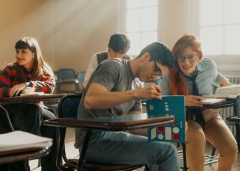 ¿Sin lugar en la prepa? Más de 8 mil jóvenes están en riesgo y arrancan búsqueda casa por casa