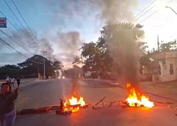 Protesta por desalojo bloquea el Periférico a la altura de San José Tecoh