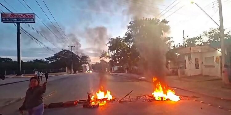 Protesta por desalojo bloquea el Periférico a la altura de San José Tecoh