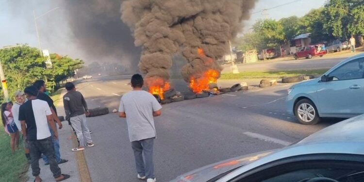 Liberan el Periférico tras varias horas de bloqueo; SSP restablece la circulación