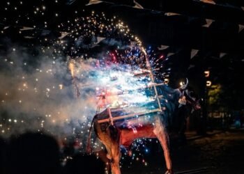 ¡Los alcanzaron los “voladores”! Quema de toritos deja lesionados en San Sebastián