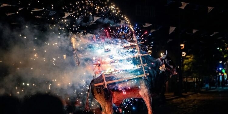 ¡Los alcanzaron los “voladores”! Quema de toritos deja lesionados en San Sebastián
