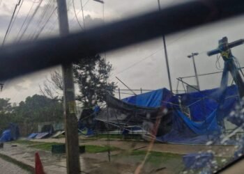Ráfagas sorprenden a comerciantes y arrancan toldos en el tianguis de Mulsay