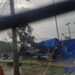 Ráfagas sorprenden a comerciantes y arrancan toldos en el tianguis de Mulsay