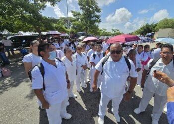 Personal del hospital O'Horán Mérida
