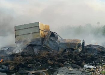 Fuego consume camioneta tras atravesar zona de basura en Tizimín