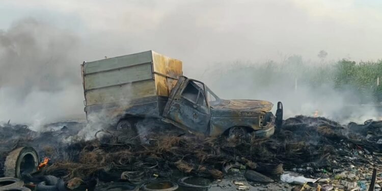 Fuego consume camioneta tras atravesar zona de basura en Tizimín
