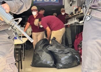 ¿Qué ocurrió en tienda del Centro? En operativo decomisan ropa y mercancía