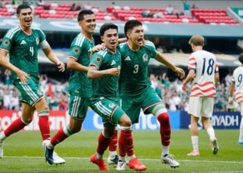 VIDEO: Campeones invaden la conferencia y bañan a Álex Diego