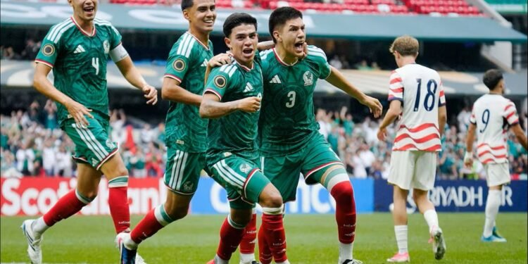 VIDEO: Campeones invaden la conferencia y bañan a Álex Diego