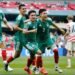 VIDEO: Campeones invaden la conferencia y bañan a Álex Diego