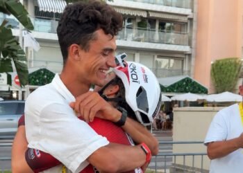 ¡Dos mexicanos en la meta! Isaac del Toro recibe a Romina Hinojosa tras hacer historia y completar el Tour de Francia femenil