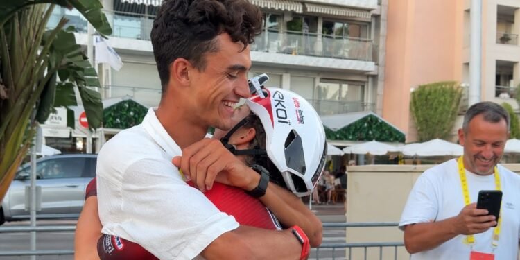 ¡Dos mexicanos en la meta! Isaac del Toro recibe a Romina Hinojosa tras hacer historia y completar el Tour de Francia femenil
