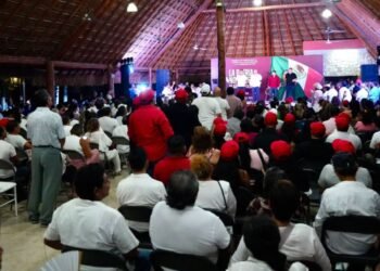 Rafa Marín reivindica la soberanía de México durante asamblea en Playa del Carmen