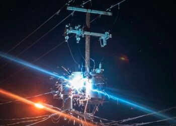 Más de 48 horas sin luz en la Delio Moreno; cables dañados alertan a vecinos