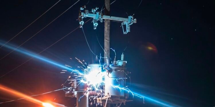 Más de 48 horas sin luz en la Delio Moreno; cables dañados alertan a vecinos