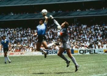 ¡Millonaria “Mano de Dios”! En esto se subastó el balón de Maradona