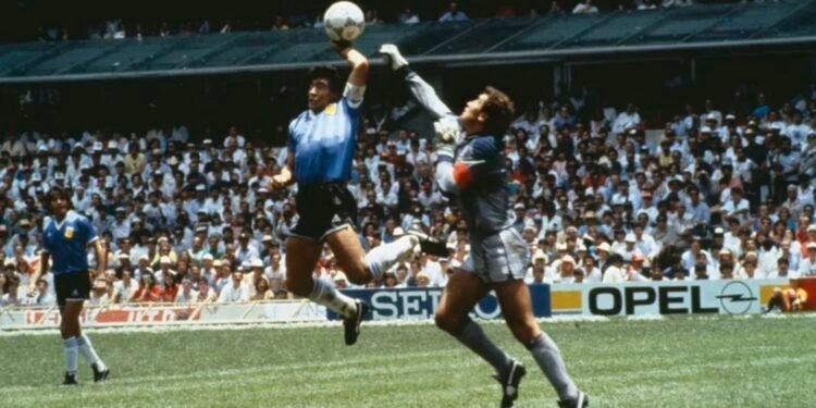 ¡Millonaria “Mano de Dios”! En esto se subastó el balón de Maradona