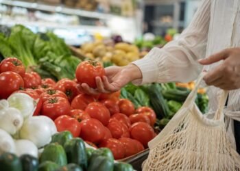 ¿Qué bajó de precio en julio? Jitomate cae 29%, mientras cebolla se dispara casi 19%