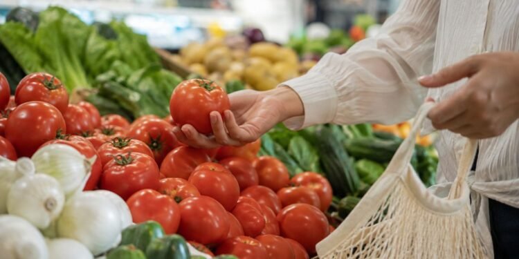 ¿Qué bajó de precio en julio? Jitomate cae 29%, mientras cebolla se dispara casi 19%
