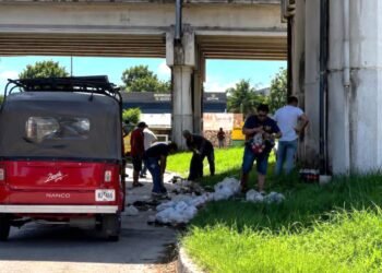 Del accidente a la rapiña: se lanzan por refrescos regados en el Periférico