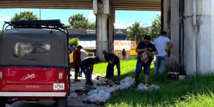Del accidente a la rapiña: se lanzan por refrescos regados en el Periférico