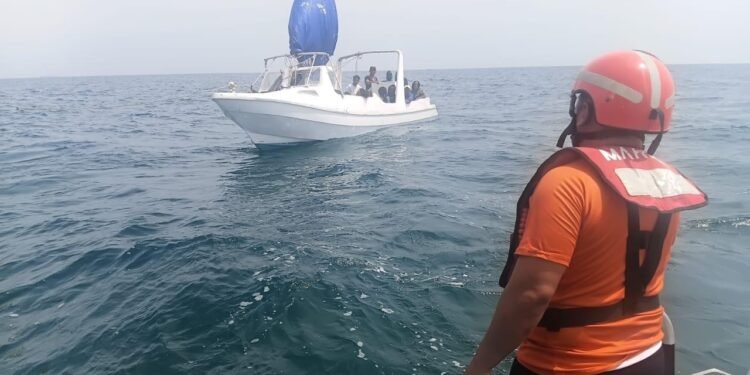 ¡Alerta en el mar! Así rescató la Marina a 16 migrantes frente a Progreso