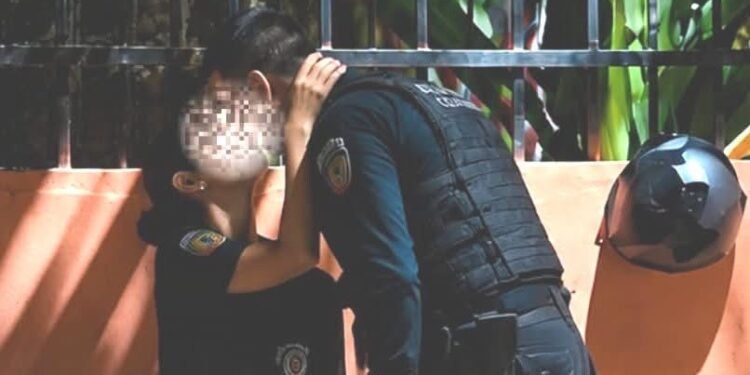 ¡Del romance al desempleo! Cesan a policías por video viral. Así los cacharon