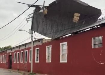 ¡El viento se llevó el techo! Turbonada deja enorme lámina atrapada en cables