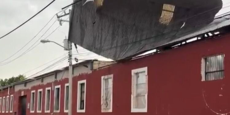 ¡El viento se llevó el techo! Turbonada deja enorme lámina atrapada en cables