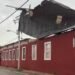 ¡El viento se llevó el techo! Turbonada deja enorme lámina atrapada en cables