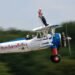 Ni un derrame cerebral la detuvo: a los 97 años volvió a romper un récord Guinness al viajar sujeta al ala de un avión