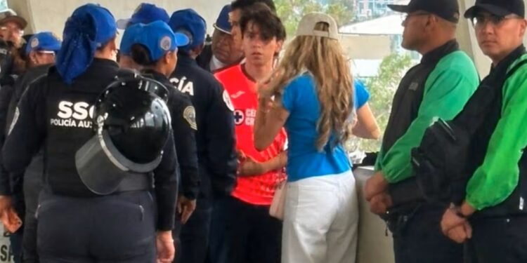 Polémica en el Banorte: seguridad impide paso a Santiago Domínguez