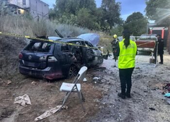 Procesión termina en tragedia: cohete cae dentro de un auto y provoca explosión