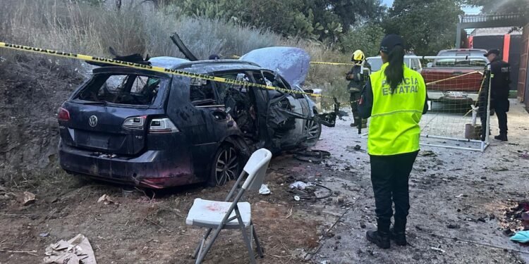 Procesión termina en tragedia: cohete cae dentro de un auto y provoca explosión