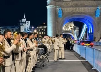 ¡Se armó la tambora en Londres! El Recodo toca junto al Tower Bridge y le cae la policía