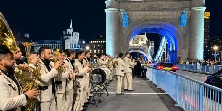 ¡Se armó la tambora en Londres! El Recodo toca junto al Tower Bridge y le cae la policía