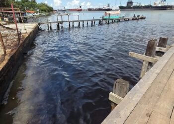 Cede mancha de hidrocarburo en el río Pánuco; Pemex mantiene limpieza