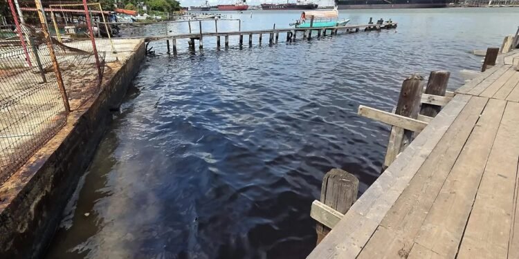 Cede mancha de hidrocarburo en el río Pánuco; Pemex mantiene limpieza