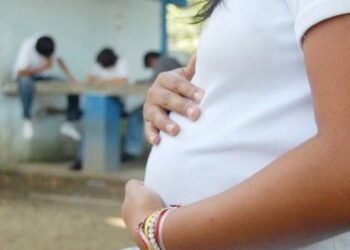 México enfrenta una emergencia: más de siete mil niñas fueron madres en 2025