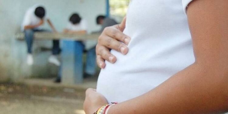 México enfrenta una emergencia: más de siete mil niñas fueron madres en 2025